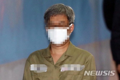 【서울=뉴시스】조성봉 기자 = 네이버 댓글 여론조작 혐의를 받는 파워블로거 '드루킹' 김모 씨가 2일 오전 서울 서초구 서울중앙지법에서 열린 첫 공판에 출석하고 있다.2018.05.02.suncho21@newsis.com