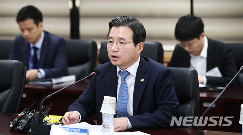 【서울=뉴시스】김선웅 기자 = 2일 오전 서울 종로구 정부서울청사 금융위원회에서 열린 금융업 진입규제 개편 TF에서 김용범 금융위원회 부위원장이 모두발언을 하고 있다. 2018.05.02. mangusta@newsis.com