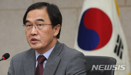 【서울=뉴시스】임태훈 기자 = 조명균 통일부 장관이 2일 오전 서울 종로구 남북회담본부에서 열린 출입기자간담회에서 모두발언을 하고 있다. 2018.05.02.&nbsp; taehoonlim@newsis.com