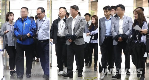 【서울=뉴시스】조성봉 기자 = 노동조합 와해 시도 등에 관여한 혐의로 구속영장이 청구된 삼성전자서비스 윤모 상무, 전 해운대 서비스센터 대표 유모씨, 양산서비스대표 도 모씨가 2일 오전 서울 서초구 서울중앙지법에서 열린 영장실질심사에 출석하고 있다. 2018.05.02.suncho21@newsis.com