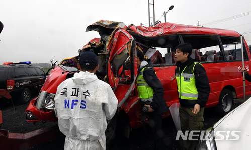 【영암=뉴시스】신대희 기자 = 2일 전남 영암군 한 자동차공업사에서 경찰, 도로교통공단, 국립과학수사연구원이 미니버스 현장 조사를 벌이고 있다. 지난 1일 오후 5시25분께 영암군 신북면 주암사거리 200m 이전 지점 편도 2차선 도로(국도 13호선·영암~나주 방면)에서 25인승 미니버스와 SUV 간 충돌 사고로 19명의 사상자가 발생했다. 2018.05.02.&nbsp; sdhdream@newsis.com