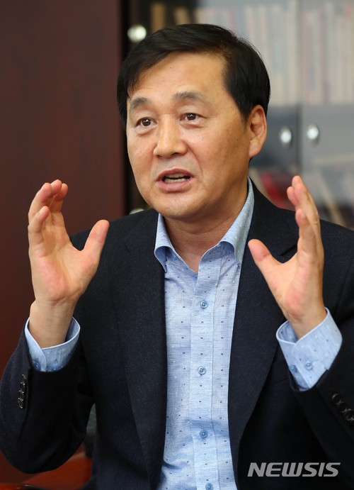【서울=뉴시스】장세영 기자 = 김성민 자유북한방송대표가 1일 서울 중구 남산스퀘어빌딩 뉴시스 본사 사무실에서 김현호 상임고문과 인터뷰를 갖고 남북정상회담 이후 북한주민들의 반응에 대해 이야기하고 있다.. 2018.05.01. photothink@newsis.com