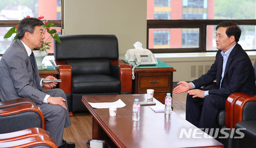 【서울=뉴시스】장세영 기자 = 김성민 자유북한방송대표가 1일 서울 중구 남산스퀘어빌딩 뉴시스 본사에서 김현호 상임고문과 인터뷰하고 있다. 2018.05.01. photothink@newsis.com