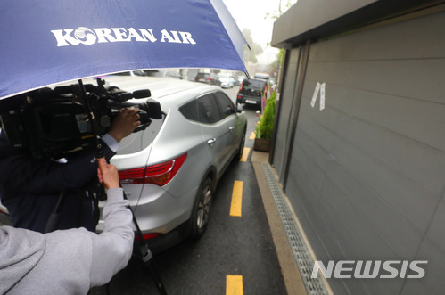 【서울=뉴시스】배훈식 기자 = 한진그룹 총수 일가의 밀수·관세포탈 혐의를 수사 중인 관세청이 압수수색에 들어간 2일 오후 서울 종로구 조양호 회장 자택 앞에 취재진들이 몰려있다. 2018.05.02. dahora83@newsis.com