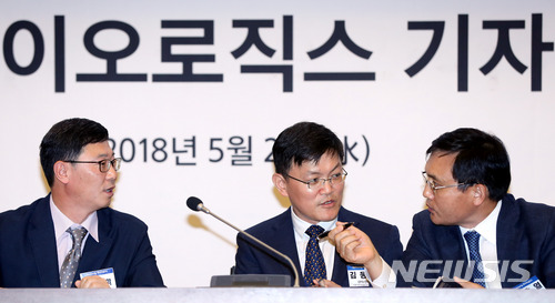 【서울=뉴시스】임태훈 기자 = 윤호열(오른쪽부터) 삼성바이오로직스 상무, 김동중 전무, 심병화 상무가 2일 오후 서울 중구 대한상공회의소에서 금융감독원의 감리결과와 관련해 열린 긴급 기자회견에서 취재진의 질문을 들은 뒤 대화하고 있다. 금감원은 이날 삼성바이오로직스의 분식회계 혐의와 관련해 회계위반 결론을 내렸으며, 삼성바이오로직스 측은 “국제회계기준(IFRS)을 충실히 이행했고 해당 회계처리로 부당한 이득을 취한바 없다”고 이를 부인했다. 2018.05.02. taehoonlim@newsis.com
