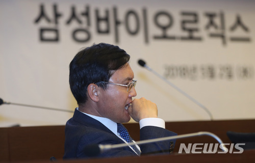 【서울=뉴시스】임태훈 기자 = 윤호열 삼성바이오로직스 상무가 2일 오후 서울 중구 대한상공회의소에서 금융감독원의 감리결과와 관련해 열린 긴급 기자회견에서 심병화 상무의 발표를 들으며 생각에 잠겨 있다.&nbsp; 금감원은 이날 삼성바이오로직스의 분식회계 혐의와 관련해 회계위반 결론을 내렸으며, 삼성바이오로직스 측은 “국제회계기준(IFRS)을 충실히 이행했고 해당 회계처리로 부당한 이득을 취한바 없다”고 이를 부인했다. 2018.05.02.&nbsp; taehoonlim@newsis.com