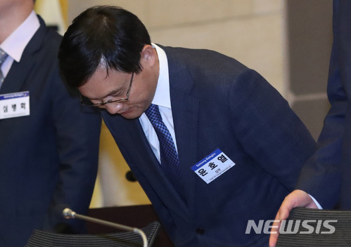 【서울=뉴시스】임태훈 기자 = 윤호열 삼성바이오로직스 상무가 2일 오후 서울 중구 대한상공회의소에서 금융감독원의 감리결과와 관련해 열린 긴급 기자회견에서 인사하고 있다. 금감원은 이날 삼성바이오로직스의 분식회계 혐의와 관련해 회계위반 결론을 내렸으며, 삼성바이오로직스 측은 “국제회계기준(IFRS)을 충실히 이행했고 해당 회계처리로 부당한 이득을 취한바 없다”고 이를 부인했다. 2018.05.02. taehoonlim@newsis.com