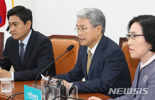 【서울=뉴시스】이종철 기자 = 바른미래당 김동철 원내대표가 2일 서울 여의도 국회에서 긴급 기자간담회를 갖고 문재인 정부의 무능을 질타하고 있다. 2018.05.02. jc4321@newsis.com