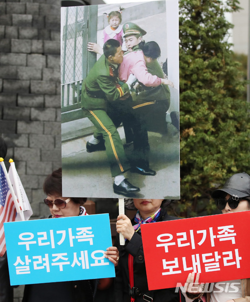 【서울=뉴시스】김진아 기자 =&nbsp; 한반도인권통일을위한 변호사모임 등 인권단체와 탈북민들이 2일 오후 서울 중구 주한 중국대사관 인근에서 집회를 열고 중국 정부의 탈북자 강제 북송 반대를 촉구하고 있다. 2018.05.02. bluesoda@newsis.com