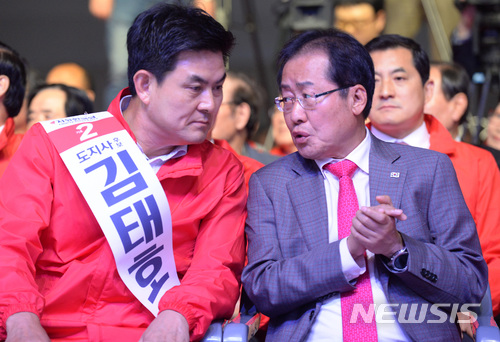 【창원=뉴시스】차용현 기자 = 2일 오후 경남 창원시 대원동 창원컨벤션센터에서 있은 자유한국당 6·13 지방선거 경남 필승결의대회에 참석한 홍준표 대표가 김태호 경남도지사 예비후보와 대화를 하고 있다. 2018.05.02.&nbsp; con@newsis.com 