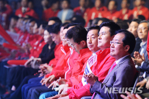 【창원=뉴시스】차용현 기자 = 2일 오후 경남 창원시 대원동 창원컨벤션센터에서 있은 자유한국당 6·13 지방선거 경남 필승결의대회에 참석한 홍준표 대표가 각 지역 후보들의 인사말을 듣고 있다. 2018.05.02.&nbsp; con@newsis.com