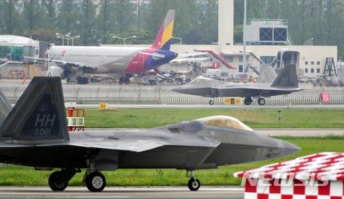 [광주=뉴시스] 광주공항 여객기와 전투기. (사진=뉴시스 DB). photo@newsis.com