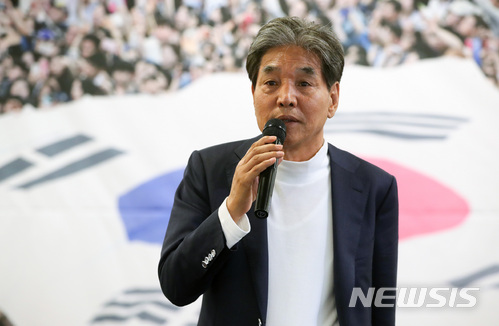 【서울=뉴시스】김선웅 기자 = 2일 오후 서울 중구 프레스센터에서 열린 19대 대통령선거 1주년 사진집 '국민의 힘으로' 출판기념회에서 소설가 박범신이 축사를 하고 있다. 사진집 '국민의 힘으로'는 제19대 대통령선거 기간 동안 상명대 재학생 및 졸업생을 포함한 상명대학교 출신 언론인 80여 명이 촬영한 사진으로 구성된 사진집이다. 2018.05.02. mangusta@newsis.com