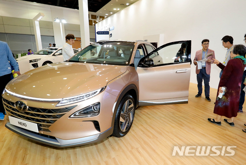 【서귀포=뉴시스】우장호 기자 = 2일 제주 서귀포시 제주국제컨벤션센터(ICC)에서 열린 제5회 국제전기자동차엑스포 행사장에 현대자동차 수소전기차 넥쏘가 공개되고 있다. 2018.05.02.&nbsp; woo1223@newsis.com