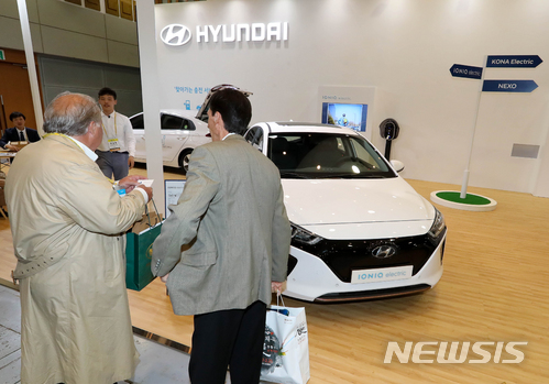 【서귀포=뉴시스】우장호 기자 = 2일 제주 서귀포시 제주국제컨벤션센터(ICC)에서 열린 제5회 국제전기자동차엑스포 행사장에 현대자동차 아이오닉 일렉트릭 모델이 전시되고 있다. 2018.05.02. woo1223@newsis.com
