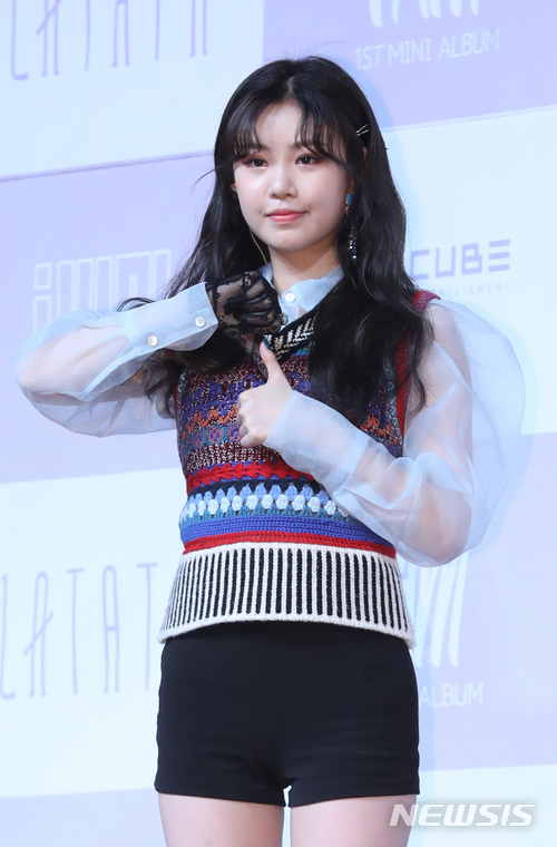 [서울=뉴시스] 조수정 기자 = 큐브엔터테인먼트의 새 그룹 '(여자)아이들' 멤버 수진이 2일 오후 서울 한남동 블루스퀘어 아이마켓홀에서 첫번째 미니앨범 'I am' 쇼케이스를 하고 있다. 첫 앨범에는 타이틀곡 LATATA와 달라, MAZE 등이 수록돼 있다. 2018.05.02. chocrystal@newsis.com