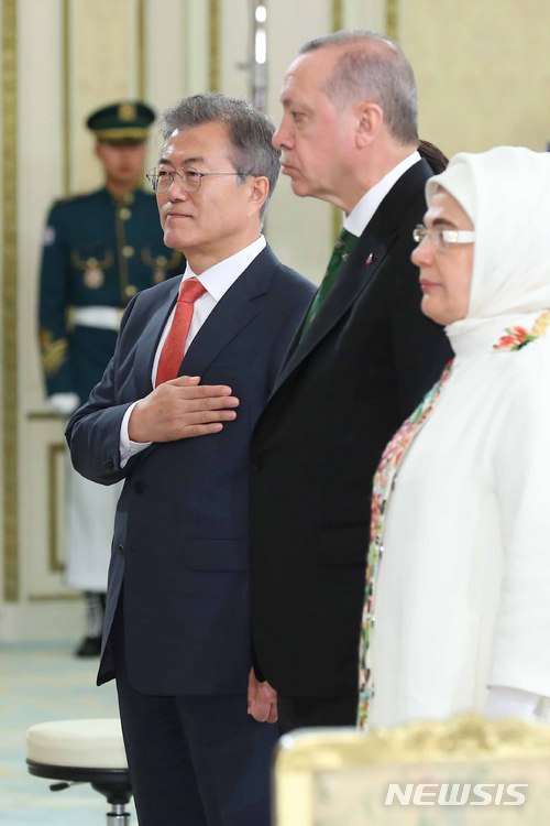 【서울=뉴시스】전신 기자 = 문재인 대통령이 2일 청와대 영빈관에서 열린 레제프 타이이프 에르도안 터키 대통령 내외를 위한 만찬에서 국기에 경례하고 있다. 2018.05.02. photo1006@newsis.com