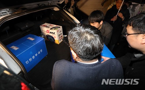 【서울=뉴시스】고승민 기자 = 한진그룹 총수 일가의 밀수, 탈세 혐의 입증을 위해 관세청이 그룹을 상대로 세번째 압수수색을 진행한 2일 저녁 서울 평창동 조양호 회장 자택에서 압수수색을 마친 인천본부세관 관계자들이 압수물품을 차량에 싣고 있다.&nbsp; 이날 자택 압수수색에 대해 관세청은 "'이 곳에 비밀의 방이 있다'는 구체적 추가 제보에 따른 조치로 1차 수색때 확인하지 못한 곳"이라고 설명했다. 2018.05.02.&nbsp; kkssmm99@newsis.com