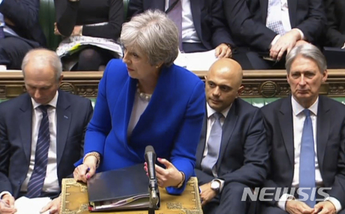 【런던=AP/뉴시스】 영국의 테리사 메이 총리가 2일 하원 총리수요질의 시간에 나와 답변하고 있다. 뒤 보수당 프런트 벤치에 필립 해먼드 재무상과 이번에 임명된 사지드 자비드 내무장관 등이 앉아있다. 앞에는 노동당 의원들이 자리한다. 2018. 5. 2.