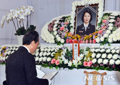 【익산=뉴시스】강명수 기자 = 3일 故 강연희 소방경의 영결식이 열린 전북 익산소방서에서 송하진 전북도지사가 1계급 특진 추서와 공로장 봉정하고 있다. 故 강 소방경은 취객을 구조하던 중 폭행 당한 후 스트레스를 호소하다 뇌출혈로 쓰러져 치료를 받던 중 숨졌다. 2018.05.03. smister@newsis.com