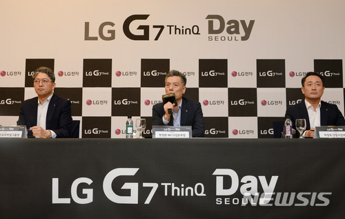 【서울=뉴시스】LG전자는 3일 서울 용산역 컨벤션홀에서 전략 스마트폰 'G7 씽큐(ThinQ')' 공개 기자간담회를 개최했다. 좌측부터 이상규 한국모바일그룹장. 황정환 MC사업본부장, 하정욱 단말사업부장. 2018.05.03 (사진 = LG전자 제공) photo@newsis.com