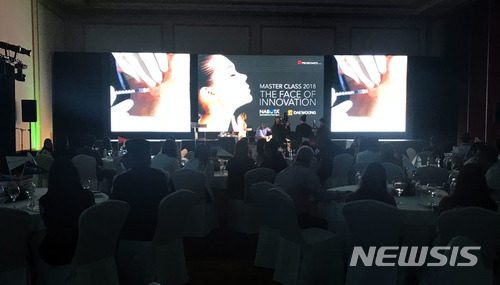 【서울=뉴시스】대웅제약이 보툴리눔톡신 '나보타'의 최신 임상 결과를 미국과 중남미에서 발표하며 나보타의 우수성을 알리고 글로벌 시장 진출에 청신호를 켰다. 멕시코 칸쿤에서 열린 중남미피부과학회 심포지움에서 청담i성형외과 석정훈 원장이 나보타 강의 및 시술법을 선보이고 있다.(뉴시스 DB) photo@newsis.com