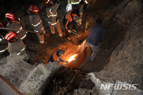 119구조대원들이 경기 남양주시 별내동에서 쓰레기 자동 집하시설을 점검하던 중 배관 안으로 빨려 들어간 작업자를 수색하고 있다.
