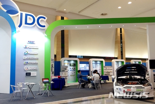【서귀포=뉴시스】우장호 기자 = 3일 제주 서귀포시 제주국제컨벤션센터에서 제5회 국제전기자동차엑스포가 진행 중인 가운데 행사장 한켠에 제주국제자유도시개발센터(JDC)가 지원하는 전기차 및 자율주행관련 기업들의 행사 부스가 마련돼 있다. 2018.05.03. (사진=JDC 제공) woo1223@newsis.com