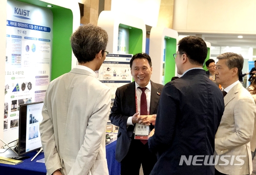 【서귀포=뉴시스】우장호 기자 = 이광희 제주국제자유도시개발센터(JDC) 이사장이 3일 제주 서귀포시 제주국제컨벤션센터 제5회 국제전기자동차엑스포 행사장에서 전기차 및 자율주행관련 기업 관계자들과 이야기를 나누고 있다. 2018.05.03. (사진=JDC 제공) woo1223@newsis.com