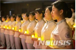 【청주=뉴시스】김재광 기자 = 충북대학교 간호학과는 3일 대학본부 대강연실에서 '제5회 나이팅게일 선서식'을 했다.2018.05.03.(사진=충북대 제공) photo@newsis.com