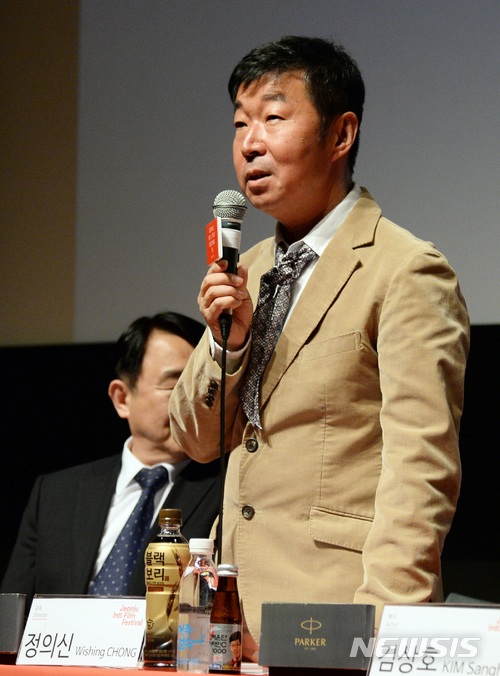 【전주=뉴시스】윤난슬 기자 = 제19회 전주국제영화제가 3일 개막한 가운데 전북 전주디지털독립영화관에서 기자회견이 열리고 있다. 사진은 개막작 '야키니쿠 드래곤' 기자회견에서 정의신 감독이 기자들의 질문에 대답하는 모습.2018.05.03. yns4656@newsis.com 