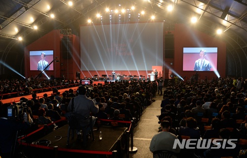 【전주=뉴시스】윤난슬 기자 = 2018년5월3일 오후 전북 전주 영화의 거리 내 옥토주차장에 마련된 전주 돔에서 '제19회 전주국제영화제' 개막식이 열리고 있다. 2019.12.16  yns4656@newsis.com 