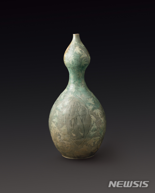 【서울=뉴시스】박현주기자= '청자상감매죽포도문표형병'은 16억5000만원에 낙찰됐다. 이번 서울옥션 부산 경매 최고가 낙찰 작품이자, 국내 미술품 경매 시장 고려 청자 중 가장 최고 낙찰가를 기록했다.