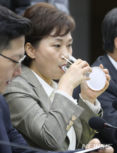 【세종=뉴시스】강종민 기자 =3일 오전 정부세종청사에서 열린 국정현안점검조정회의에서 김현미 국토교통부 장관이 물을 마시고 있다. 2018.05.03. ppkjm@newsis.com
