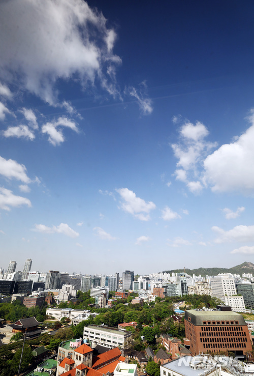 【서울=뉴시스】이영환 기자 = 비가 그치고 맑은 날씨를 보인 3일 오전 서울 중구 프레스센터에서 바라본 파란 하늘이 구름과 조화를 이루고 있다. 2018.05.03. 20hwan@newsis.com