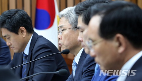 【서울=뉴시스】홍효식 기자 = 바른미래당 김동철 원내대표가 3일 오전 서울 여의도 국회에서 열린 제14차 의원총회에 참석해 더불어민주당을 비판하는 발언을 하고 있다. 왼쪽부터 오신환 원내수석부대표, 김동철 원내대표, 지상욱 정책위의장, 김중로 최고위원. 2018.05.03. yesphoto@newsis.com