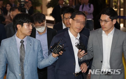 【서울=뉴시스】조성봉 기자 =&nbsp; '드루킹 인사청탁' 변호사 도 모씨(오른쪽) 와 윤 모씨가 3일 오전 서울 종로구 서울지방경찰청에 참고인신분으로 조사를 받기 위해 출석하고 있다. 2018.05.03.suncho21@newsis.com