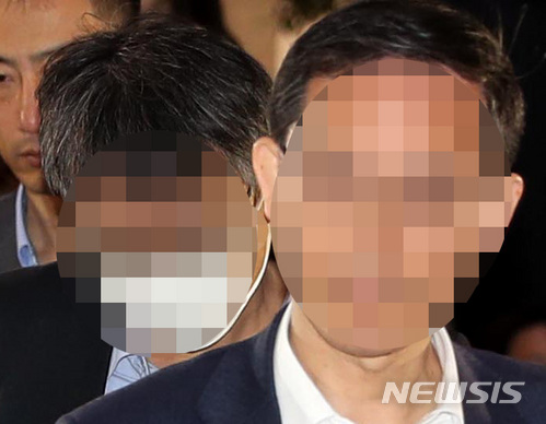 【서울=뉴시스】조성봉 기자 = '드루킹 인사청탁' 변호사 도 모씨(앞) 와 윤 모(뒤)씨가 3일 오전 서울 종로구 서울지방경찰청에 참고인신분으로 조사를 받기 위해 출석하고 있다. 2018.05.03. suncho21@newsis.com