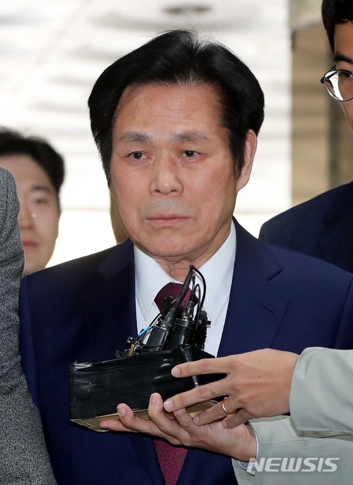 【서울=뉴시스】고범준 기자 = 수년에 걸쳐 여신도를 성폭행한 혐의를 받고 있는 만민중앙성결교회 이재록 목사가 3일 오전 서울 서초구 서울중앙지방법원에서 열린 영장실질심사를 위해 법정으로 들어서고 있다. 2018.05.03. bjko@newsis.com
