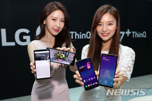 【서울=뉴시스】박진희 기자 = LG전자 모델들이 3일 오전 서울 용산구 용산역  ‘LG G7 ThinQ’ 체험존에서 LG 전략 스마트폰 LG G7 씽큐(ThinQ) 제품을 선보이고 있다. 2018.05.03.pak7130@newsis.com