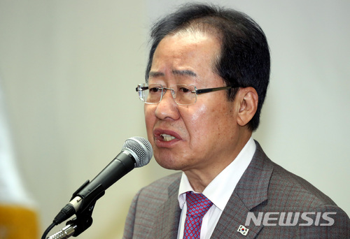 【서울=뉴시스】박영태 기자 = 3일 오전 서울 영등포구 여의도 자유한국당 당사에서 진행된 디지털정당위원회 위원 임명장 수여식에서 홍준표 대표가 임명장을 수여한 후 인사말을 하고 있다. 2018.05.03.since1999@newsis.com