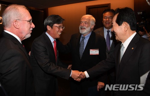 【서울=뉴시스】 국회사진기자단 = 2018한국포럼이 한국일보 주최로 3일 서울 중구 신라호텔에서 열린 가운데 정세균(오른쪽) 국회의장과 승명호 한국일보 회장이 인사를 나누고 있다. 가운데는 로버트 갈루치 전 미국 국무부 북핵특사. 2018.05.03. photo@newsis.com