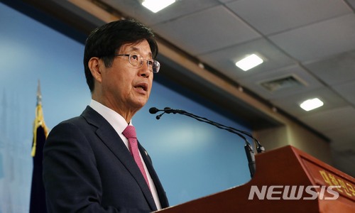 【서울=뉴시스】홍효식 기자 = 당 공천에 반발하고 있는 자유한국당 강길부 의원이 3일 오전 서울 여의도 국회 본청 정론관에서 기자회견을 열고 홍준표 대표 사퇴를 촉구하고 있다. 2018.05.03.&nbsp; yesphoto@newsis.com