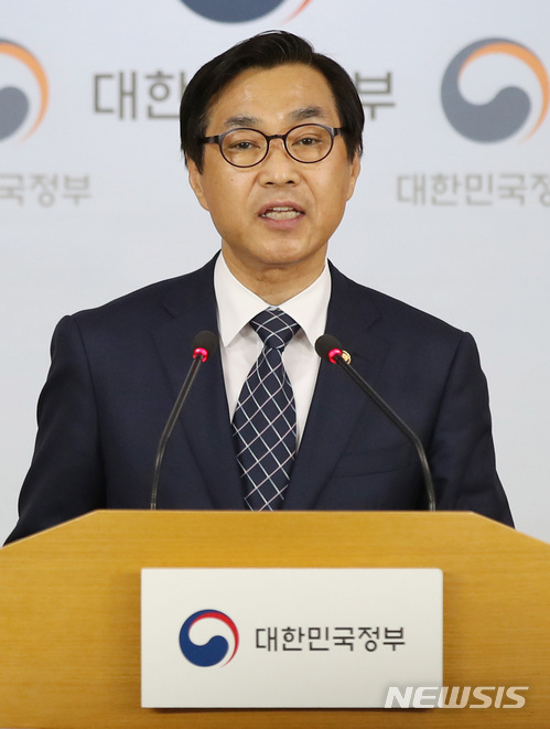 【서울=뉴시스】김진아 기자 = 류희인 행정안전부 재난안전관리본부장이 3일 오전 서울 종로구 정부서울청사에서 안전무시 관행 근절대책 발표를 하고 있다. 행안부는 국민참여 의견조사를 통해 우선 추진해야 할 7대 관행(불법 주·정차, 비상구 폐쇄 및 물건 적치, 과속운전, 안전띠 미착용, 건설현장 보호구 미착용, 등산 시 화기·인화물질 소지, 구명조끼 미착용)을 선정, 안전 분야 징벌적 손해배상제도 도입 등 근절대책을 마련했다. 2018.05.03. bluesoda@newsis.com