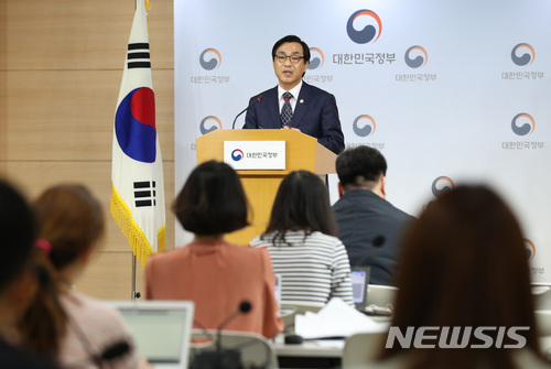 【서울=뉴시스】김진아 기자 = 류희인 행정안전부 재난안전관리본부장이 3일 오전 서울 종로구 정부서울청사에서 안전무시 관행 근절대책 발표를 하고 있다. 행안부는 국민참여 의견조사를 통해 우선 추진해야 할 7대 관행(불법 주·정차, 비상구 폐쇄 및 물건 적치, 과속운전, 안전띠 미착용, 건설현장 보호구 미착용, 등산 시 화기·인화물질 소지, 구명조끼 미착용)을 선정, 안전 분야 징벌적 손해배상제도 도입 등 근절대책을 마련했다. 2018.05.03. bluesoda@newsis.com