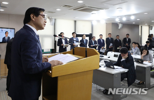 【서울=뉴시스】김진아 기자 = 류희인 행정안전부 재난안전관리본부장이 3일 오전 서울 종로구 정부서울청사에서 안전무시 관행 근절대책 발표를 하고 있다. 행안부는 국민참여 의견조사를 통해 우선 추진해야 할 7대 관행(불법 주·정차, 비상구 폐쇄 및 물건 적치, 과속운전, 안전띠 미착용, 건설현장 보호구 미착용, 등산 시 화기·인화물질 소지, 구명조끼 미착용)을 선정, 안전 분야 징벌적 손해배상제도 도입 등 근절대책을 마련했다. 2018.05.03. bluesoda@newsis.com