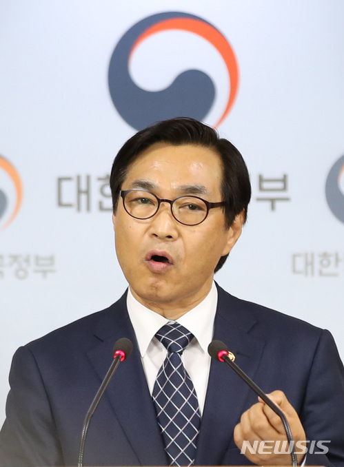 【서울=뉴시스】김진아 기자 = 류희인 행정안전부 재난안전관리본부장이 3일 오전 서울 종로구 정부서울청사에서 안전무시 관행 근절대책 발표를 하고 있다. 행안부는 국민참여 의견조사를 통해 우선 추진해야 할 7대 관행(불법 주·정차, 비상구 폐쇄 및 물건 적치, 과속운전, 안전띠 미착용, 건설현장 보호구 미착용, 등산 시 화기·인화물질 소지, 구명조끼 미착용)을 선정, 안전 분야 징벌적 손해배상제도 도입 등 근절대책을 마련했다. 2018.05.03. bluesoda@newsis.com
