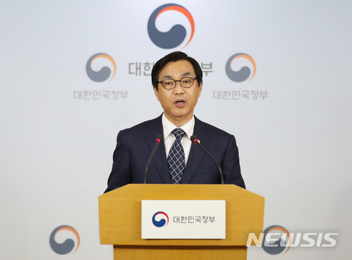 【서울=뉴시스】김진아 기자 = 류희인 행정안전부 재난안전관리본부장이 3일 오전 서울 종로구 정부서울청사에서 안전무시 관행 근절대책 발표를 하고 있다. 행안부는 국민참여 의견조사를 통해 우선 추진해야 할 7대 관행(불법 주·정차, 비상구 폐쇄 및 물건 적치, 과속운전, 안전띠 미착용, 건설현장 보호구 미착용, 등산 시 화기·인화물질 소지, 구명조끼 미착용)을 선정, 안전 분야 징벌적 손해배상제도 도입 등 근절대책을 마련했다. 2018.05.03. bluesoda@newsis.com