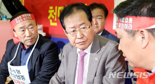 【서울=뉴시스】박영태 기자 = 홍준표 자유한국당 대표가 3일 오전 서울 영등포구 여의도 국회의사당 역 근처에서 소상공인 적합업종 특별법 제정을 촉구하며 농성중인 소상공인 연합회 회원들을 찾아 이야기를 나누고 있다. 2018.05.03.since1999@newsis.com