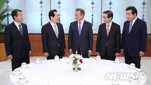 【서울=뉴시스】전신 기자 = 문재인 대통령이 3일 청와대 본관에서 열린 헌법기관장 초청 오찬에 앞서 참석자들과 차담을 하고 있다. 왼쪽부터 이진성 헌재소장, 정세균 국회의장, 문 대통령, 권순일 중앙선관위원장, 이낙연 국무총리. 2018.05.03. photo1006@newsis.com